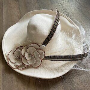Jack McConnell Boutique Women’s Hat Pheasant Feathers Velvet Flowers Cream Vntg!